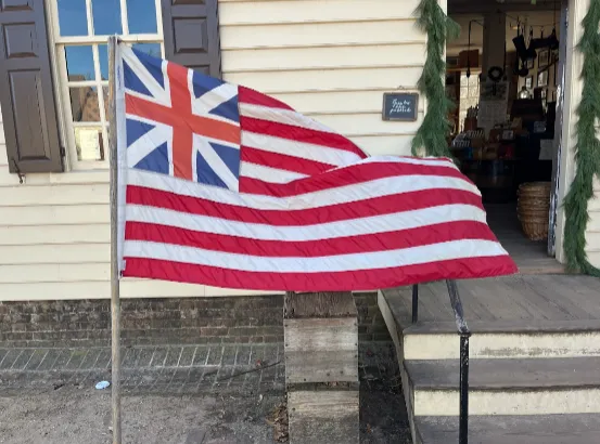 大陸議會時代採用的大陸軍旗，儘管當時殖民地精英已經想獨立，但是包括華盛頓本人在內，最早的時候還是難以擺脫自己是英國臣民的思維。