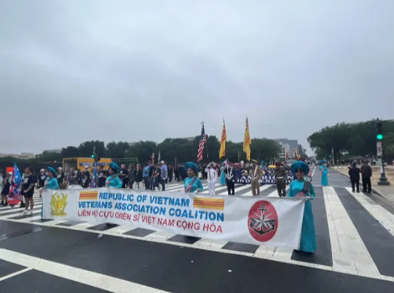 越南共和國的隊伍，與中華民國同樣是失敗的反共國家，只是淪亡的更為徹底，移民也變成了遺民。