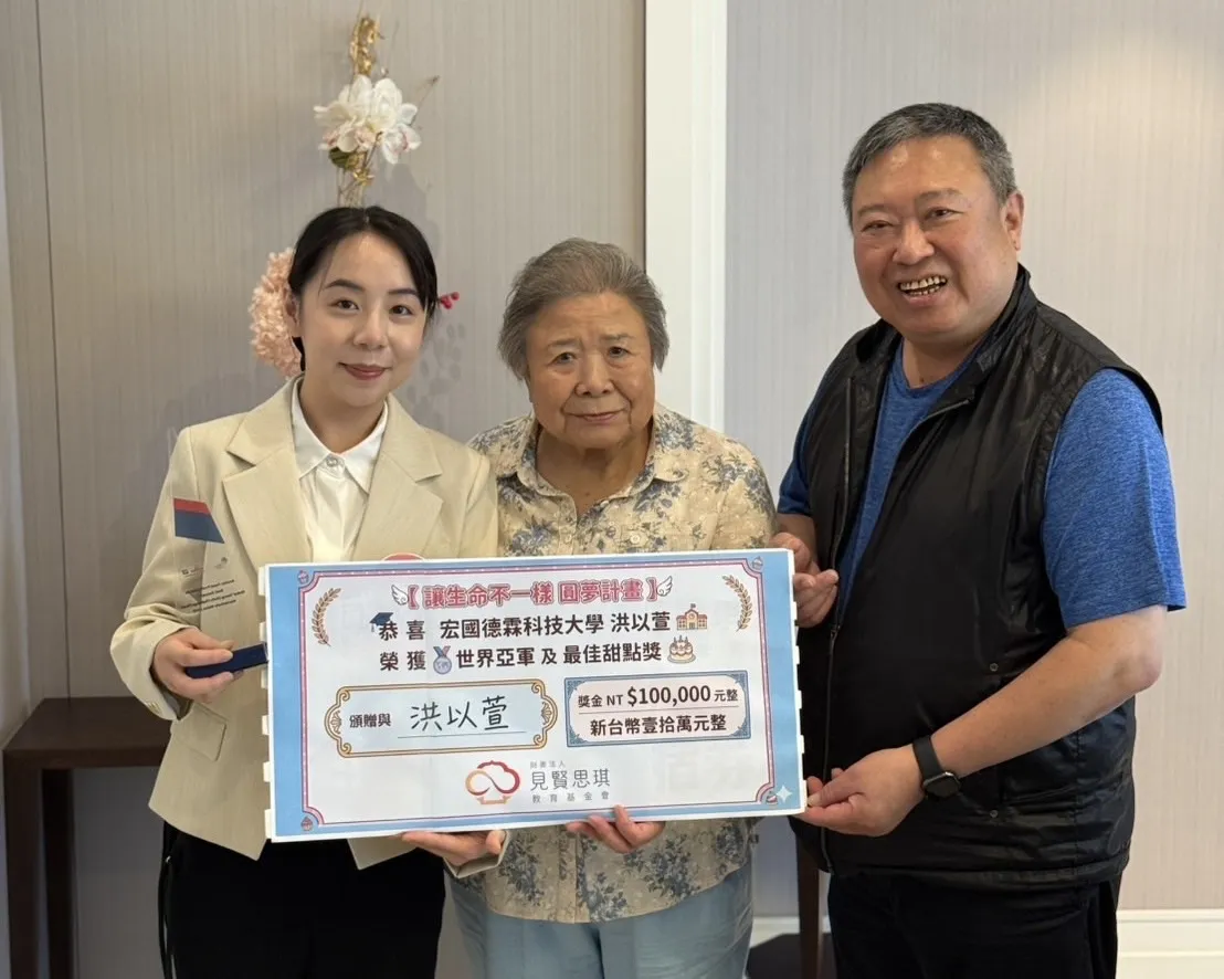 宏國德霖科大學生洪以萱（左）載譽歸國，獲見賢思琪基金會董事長林鴻道（右）特別頒發10萬元獎學金勉勵。（圖/宏國德霖科大提供）