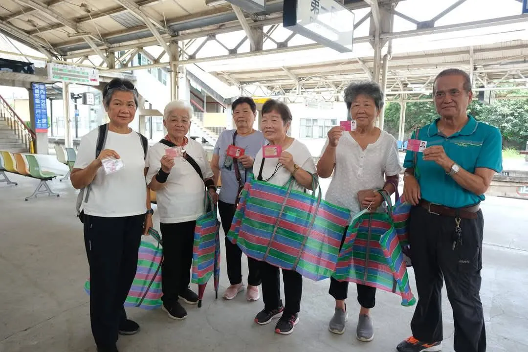 竹縣敬老愛心卡可持續使用於客運、台鐵、計程車、幸福巴士及國民運動中心，鼓勵長輩多走出戶外。（圖／新竹縣政府提供）