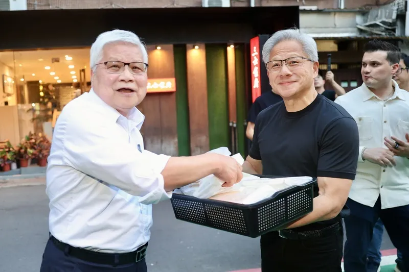 黃仁勳、魏哲家餐敘　一同步出店外發餐點 輝達執行長黃仁勳（前右）與台積電董事長魏哲家（左）26日在台北餐敘，兩人中場特地捧著裝滿餐點的籃子到店外發送，展現親和力。中央社記者王飛華攝115年5月26日