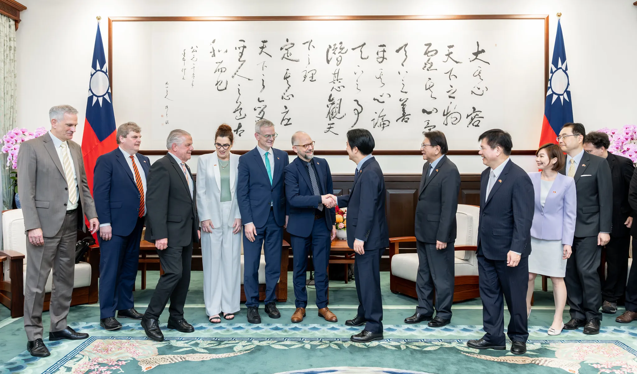 20260526-總統賴清德（右六）26日上午接見德國國會友台小組主席徐德分（左六）率領的德國跨黨派國會議員訪問團，外交部長林佳龍（右四）、德國在台協會處長狄嘉信（左一）也陪同。（總統府提供）