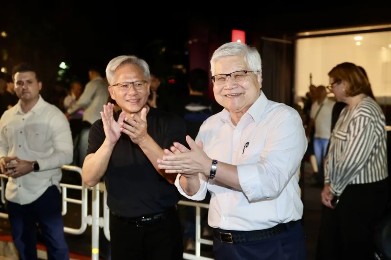 黃仁勳、魏哲家餐敘後一同步出店外 輝達（NVIDIA）執行長黃仁勳（前左）26日晚間在台北與台積電董事長魏哲家（前右）餐敘交流，2人餐後一同走出店外，鼓掌向現場辛苦守候的媒體朋友致意。中央社記者王飛華攝115年5月26日