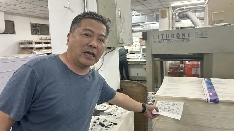「臺灣漫遊錄」加印已達10萬本　工廠加緊趕工 小說「臺灣漫遊錄」獲2026年國際布克獎肯定，實體及網路書店都大缺貨，出版社25日再加印3萬本，累計得獎後加印數量已達10萬本。立隆印刷公司負責人何書中（圖）26日表示，印刷廠已在加緊趕工，盼能盡快將書送到讀者手中。中央社記者邱祖胤攝115年5月26日