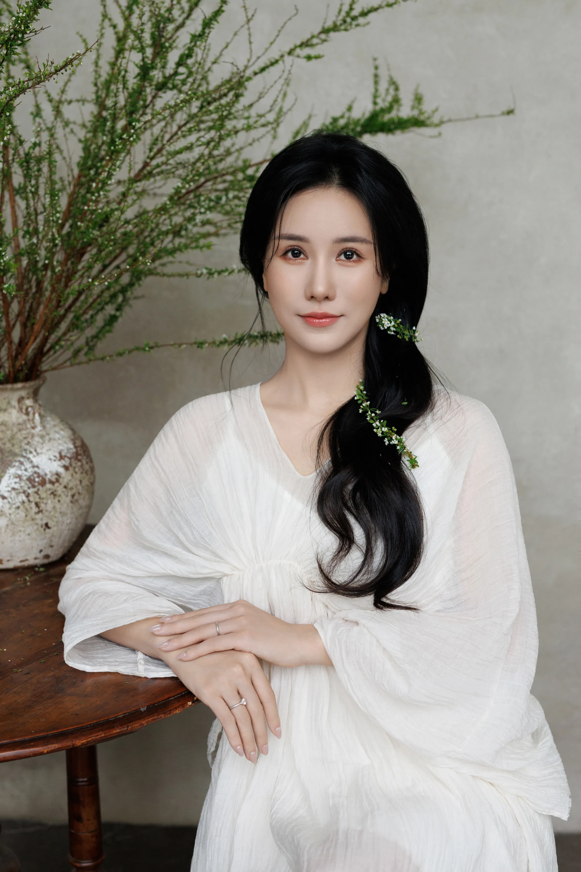 台湾の抽象水墨芸術家・鄭晴臻氏が、第82回「現展」にて「自身も驚く」異例の3作品同時展示を果たし、独自の技法と哲学でさらなる注目を集める見込みである。鄭晴臻
