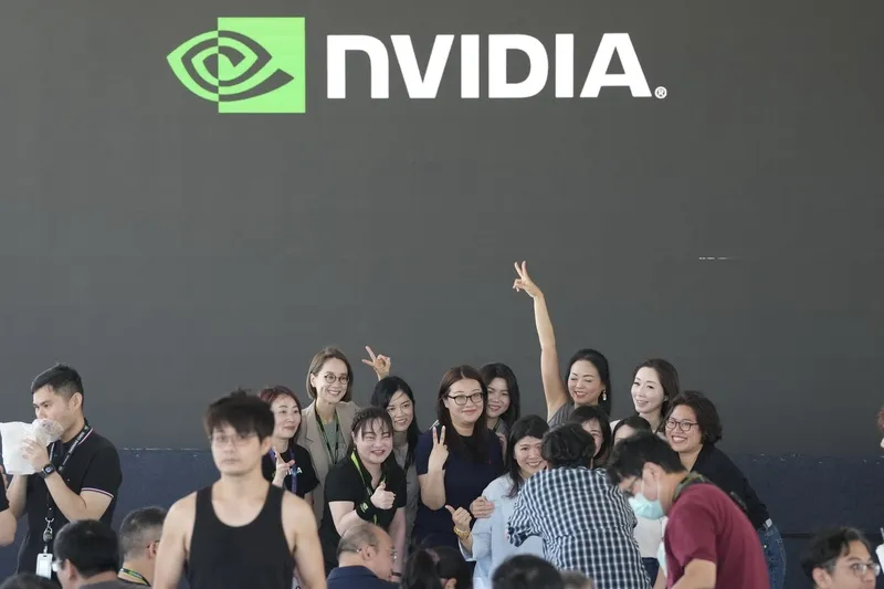 輝達北士科辦台灣員工大會（2） 輝達（NVIDIA）27日上午在北投士林科技園區T1718基地舉辦輝達台灣員工大會，同仁們開心地在公司LOGO前拍照留念。中央社記者徐肇昌攝115年5月27日
