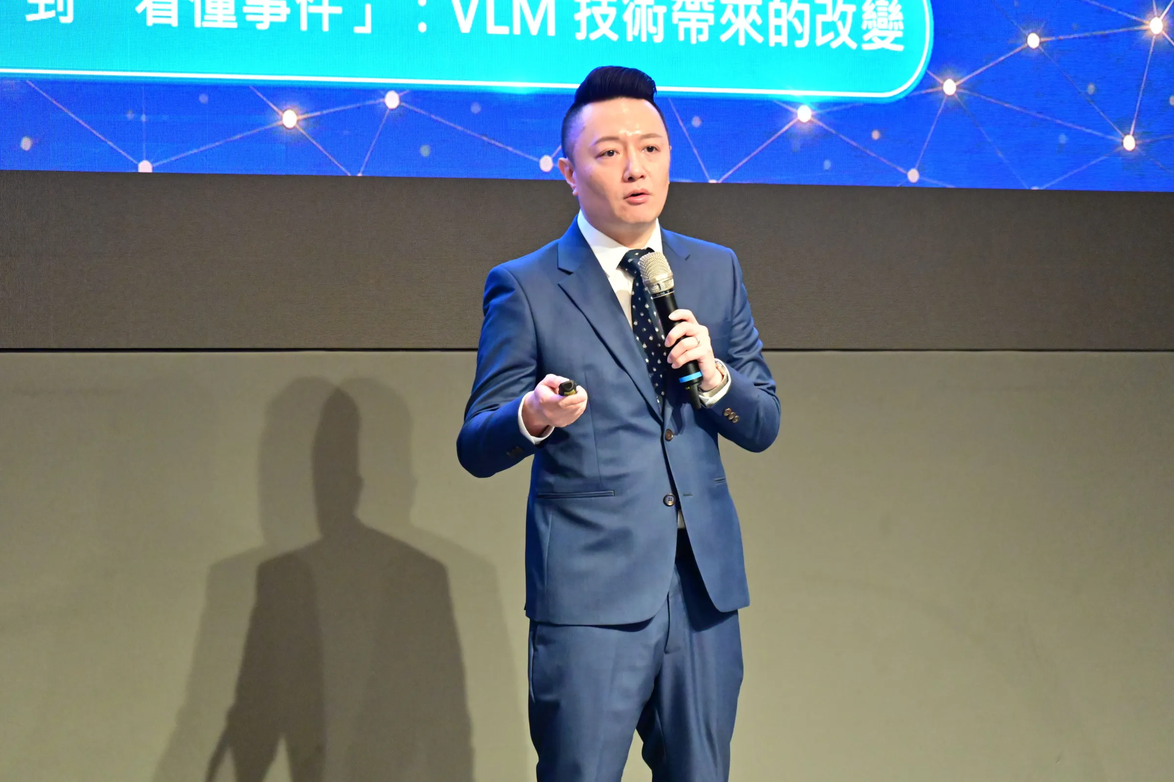 新竹縣政府數位發展處長劉奕帆說明計畫內容（圖:新竹縣政府提供）