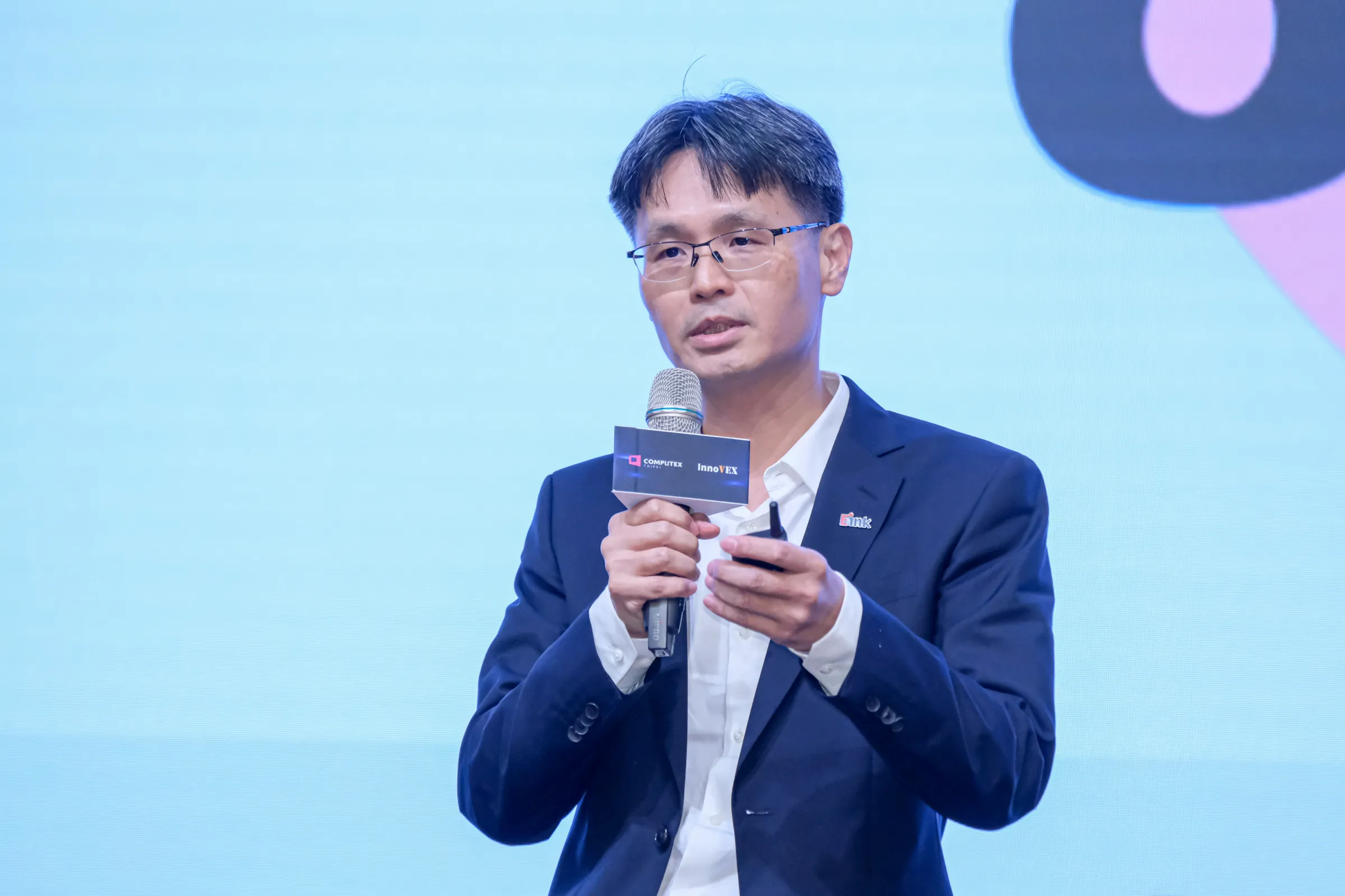 20260527-COMPUTEX 2026展前論壇 – 百工百業共創 AI 經濟｜AI 系統的全面實踐27日於台北漢來大飯店舉行，圖為元太科技業務副總洪集茂。（劉偉宏攝）