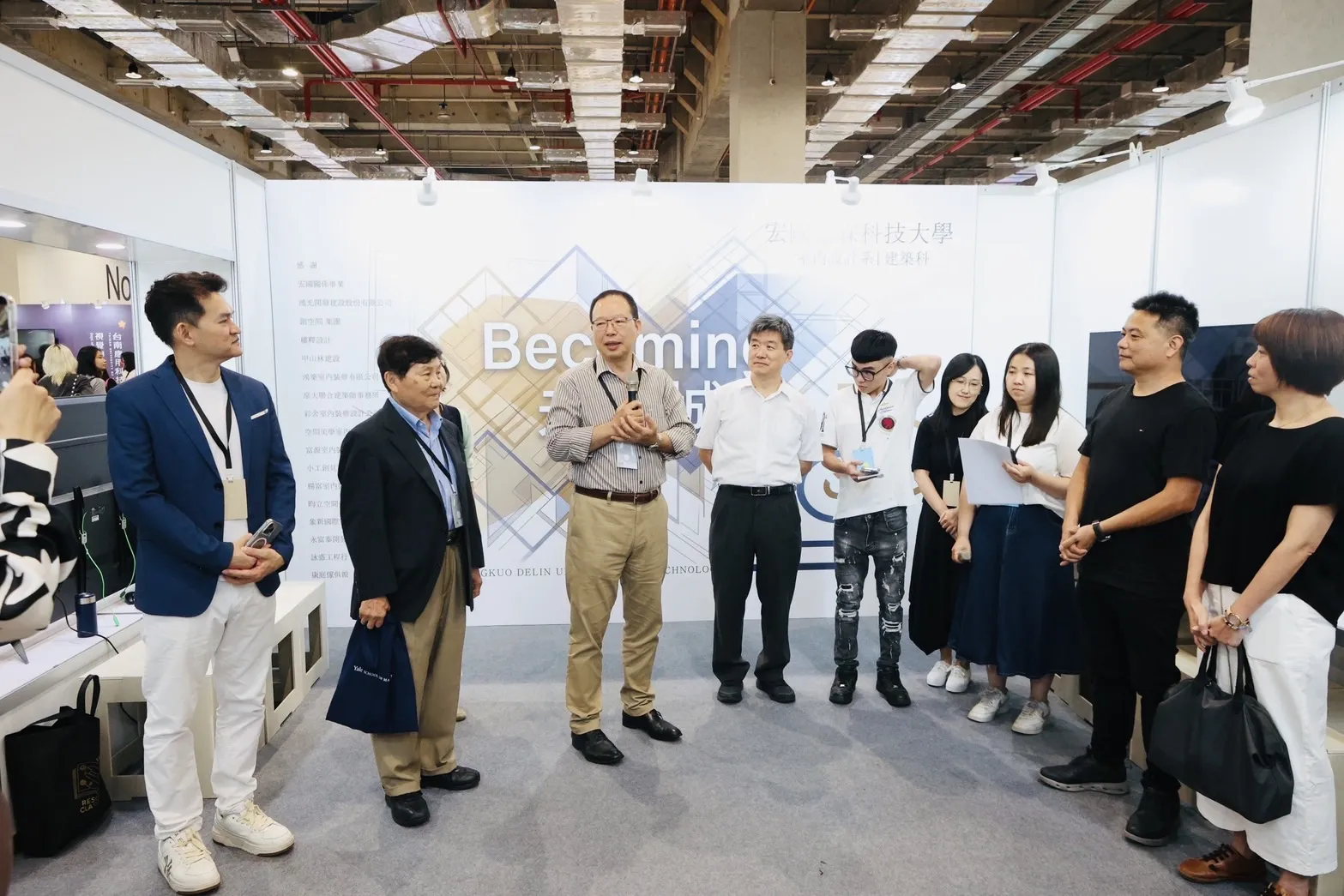 宏國德霖科技大學室內設計系暨建築科，以「未完城 Becoming」為主題參與2026新一代設計展，展場開幕吸引師長與業界人士到場交流。（圖／宏國德霖科大提供）