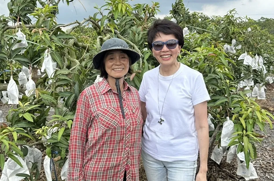 美賣董事長走訪屏東水果產區，深入了解在地小農種植環境與農產品品質，希望透過平台資源協助台灣農業被更多消費者看見。（照片／美賣提供）