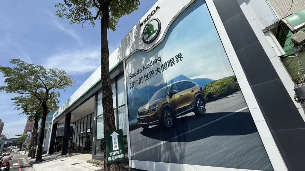 圖說：建管處查核出SKODA高雄展示中心「完全沒有建物使用執照」，屬大型違章建築，且內部二樓夾層作為辦公空間，同樣屬違建範圍。（圖:徐炳文攝）