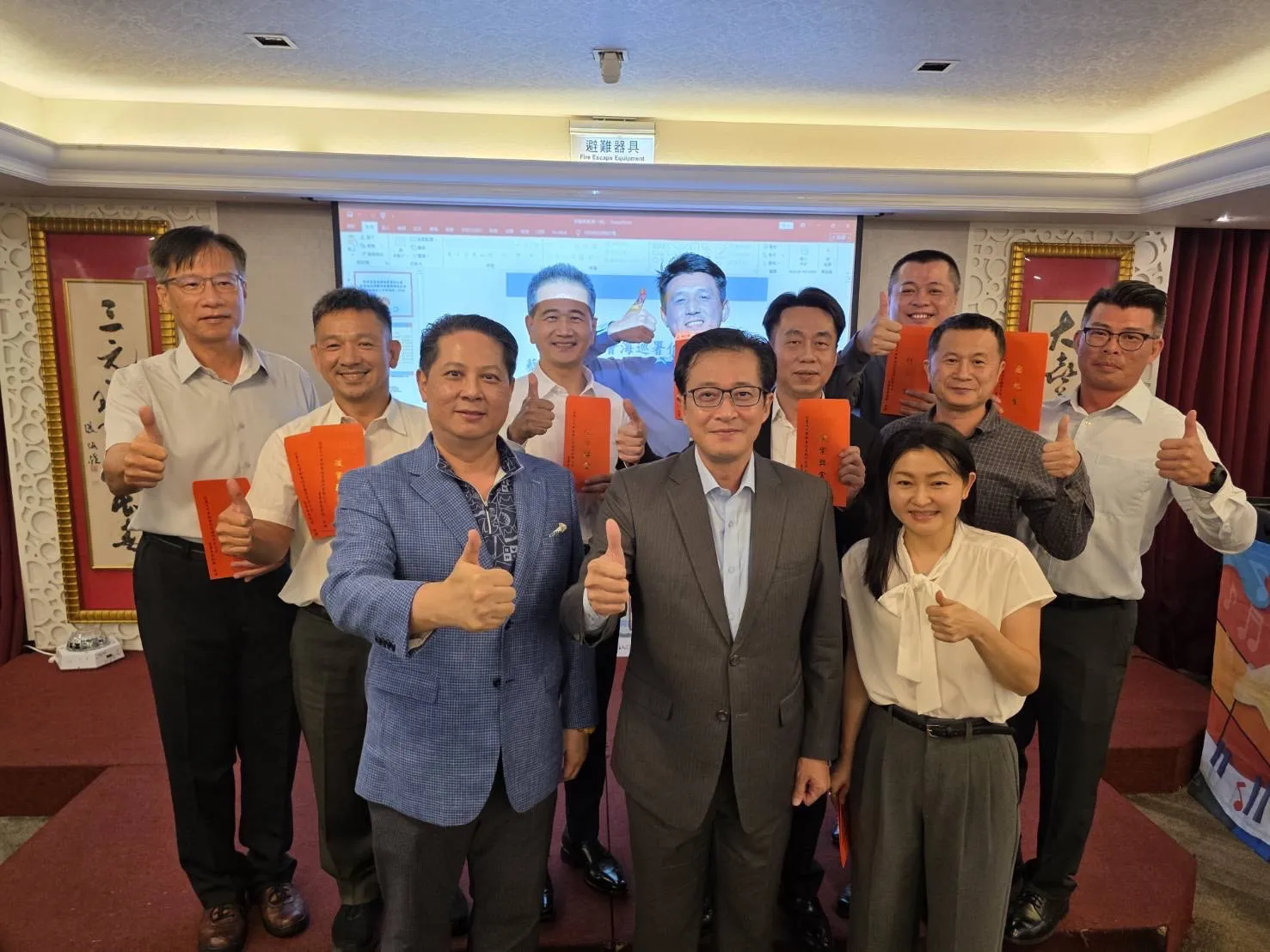 海巡署偵防分署舉行慰勉金捐贈儀式，與會人員合影比讚，展現守護海疆的團隊士氣。（照片／主辦單位提供）