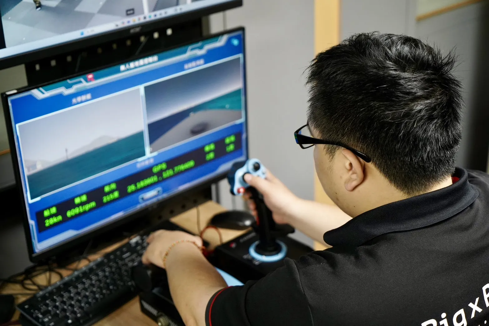 20260527-全球動力科技展示USV無人船操作模擬系統、SUT小部隊模擬系統、標槍飛彈模擬器、50機槍模擬器及C2指揮整合平台等系統。（張曜麟攝）