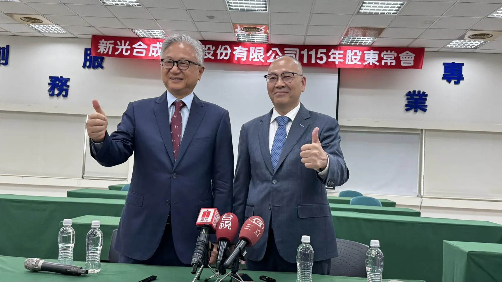 新纖董事長吳東昇（左）、總經理歐金達（右）。（新纖提供）
