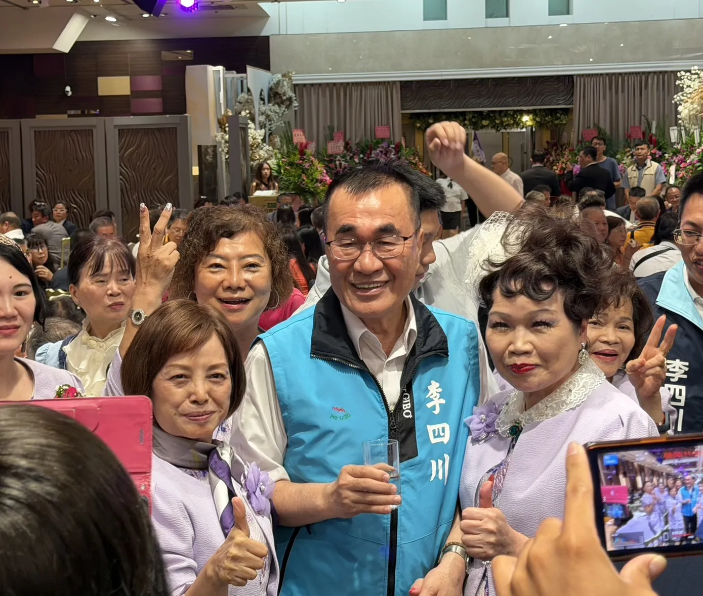 李四川出席國際獅子會鷺江獅子會會長交接典禮，鄉親熱情自合影。(圖/李四川競選團隊)