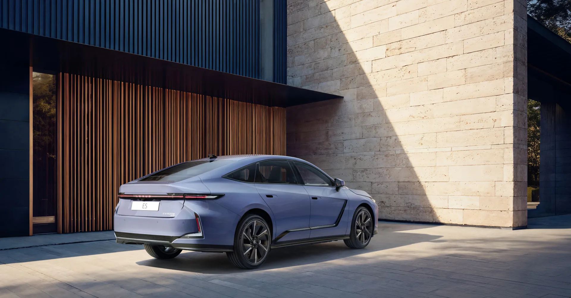 針對純電車型ES 500e，透過Lexus Plus App充電漫遊服務串聯全台超過1,800個站點、高達70%的快充覆蓋率，並結合原廠服務體系，打造更完整的純電生活體驗。