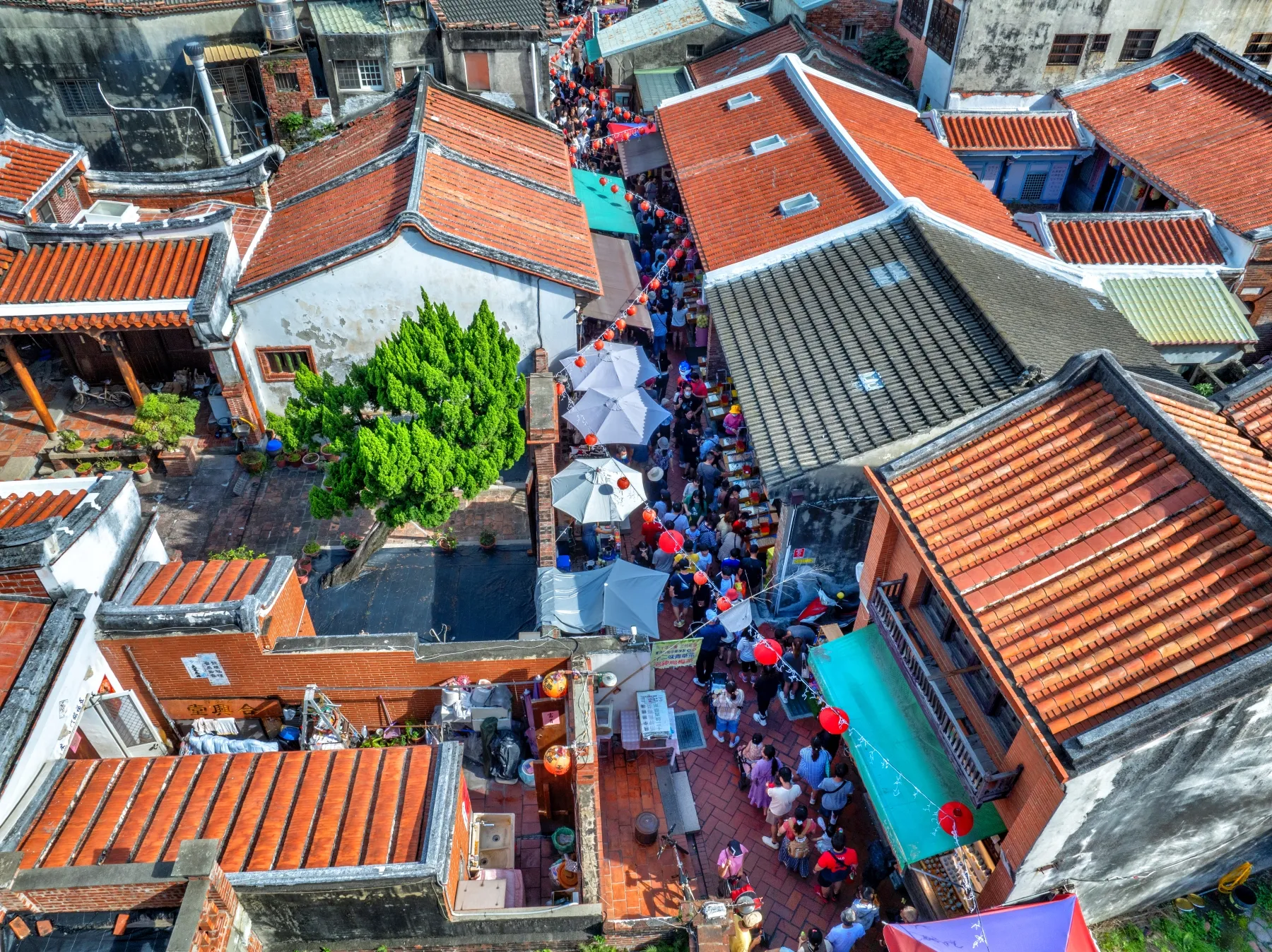 彰化縣的鹿港老街是台灣保存最完整的閩南式古街，街道保留了清代紅磚曲巷與長型店屋。（圖／取自彰化旅遊資訊網）