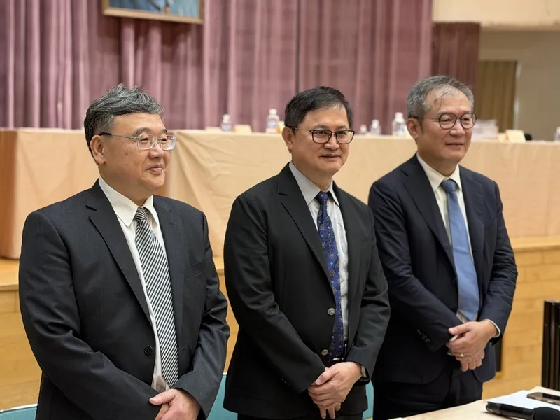 和碩AI伺服器看增10倍數 代工廠和碩28日召開股東常會，經營團隊預估今年人工智慧（AI）伺服器將有10倍數成長。圖為和碩董事長童子賢（中）、共同執行長鄧國彥（左）與共同執行長鄭光志（右）。中央社記者吳家豪攝115年5月28日