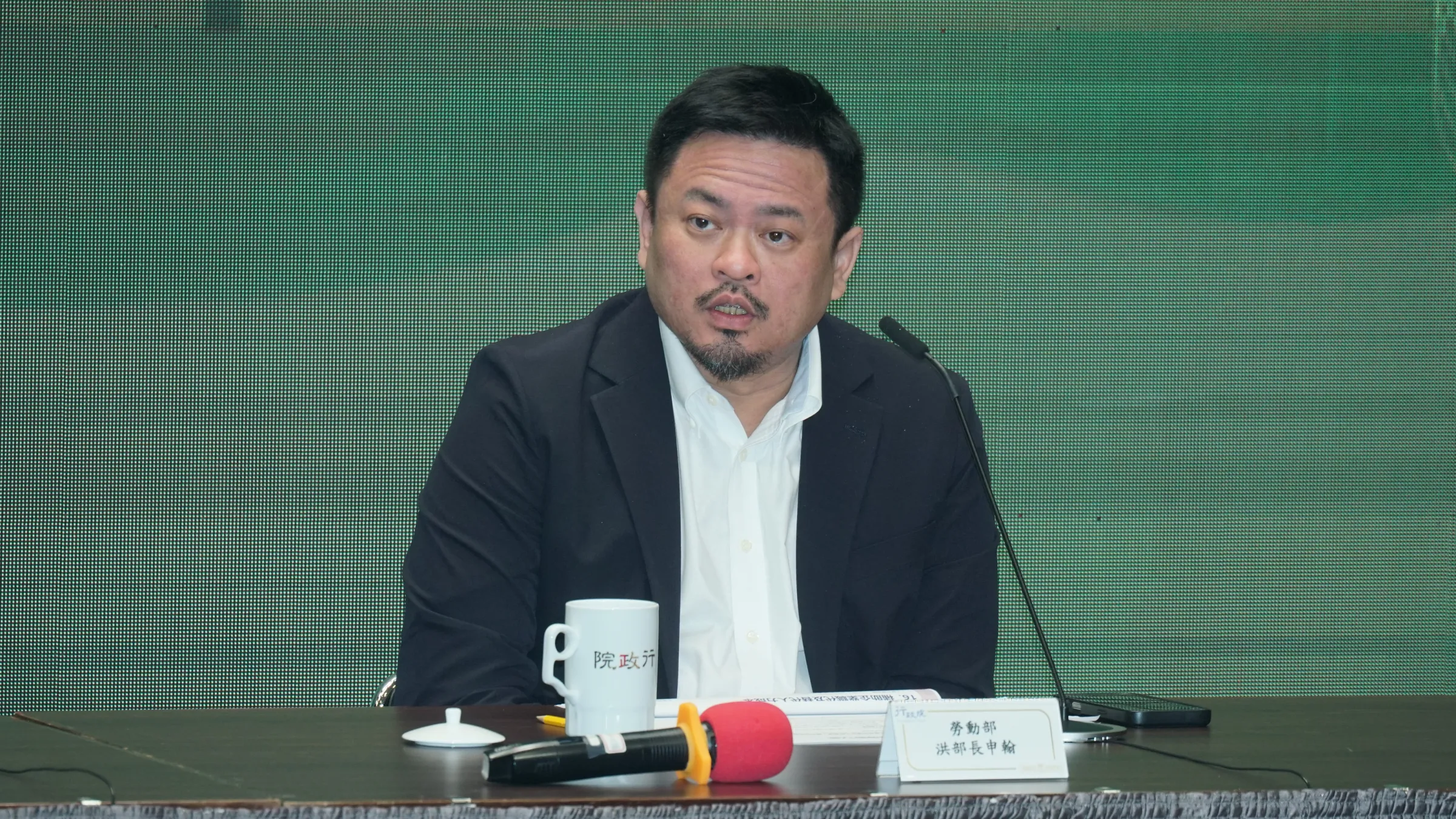 20260528-行政院院會後舉行記者會，勞動部長洪申翰說明會後內容。（蔡親傑攝）