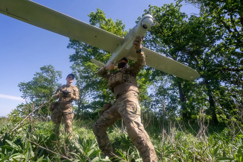 烏克蘭軍隊準備啟動無人機對敵軍進行偵查。（美聯社）