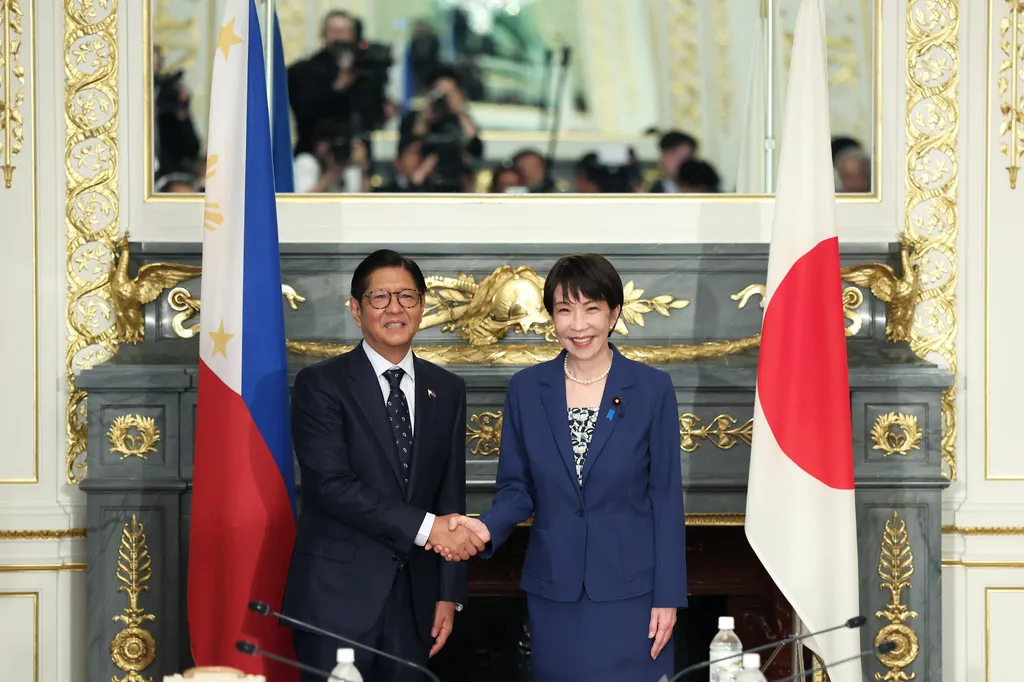 菲律賓總統小馬可仕（左）出訪東京，與日本首相高市早苗進行雙邊會談。（美聯社）