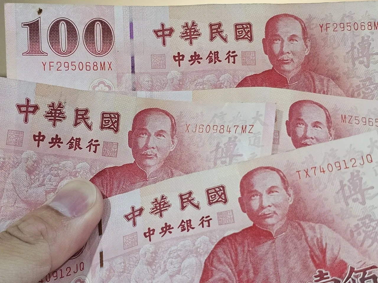 新台幣,百元鈔票,100元,發錢,禮金,300元,（資料照／洪煜勛攝）