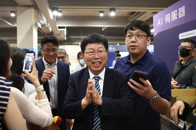 劉揚偉:鴻海下半年營運看好 鴻海29日舉行股東會,董事長劉揚偉(中)展望下半年營運指出,以往「五窮六絕」經驗已經無法應用在實際現況,若沒有嚴重黑天鵝出現,鴻海集團下半年營運非常看好。中央社記者王騰毅攝115年5月29日