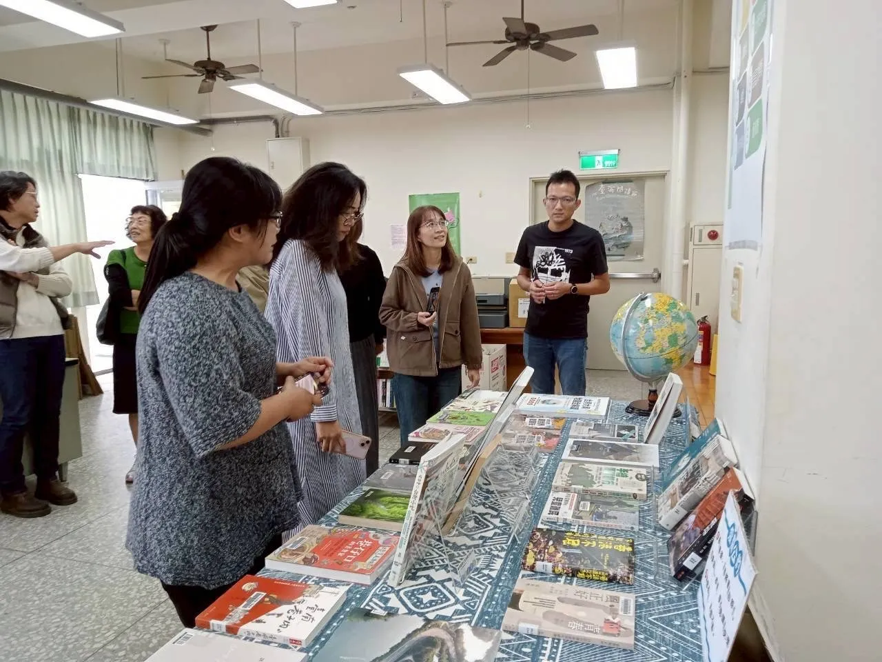 台中市政府率全國之先成立「閱讀教育輔導團」已實地走訪46所學校-閱讀教育輔導團到校輔導-東勢國中。（圖片提供/台中市政府）