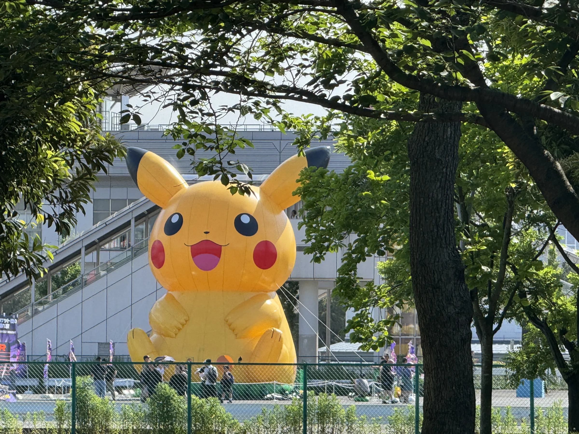 株式会社ナイアンティックが主催する過去最大規模の『Pokémon GO』10周年記念イベントが東京全域を舞台に開幕し、台湾からも多数の熱心なファンが駆けつける中、限定ポケモンや多彩なリアル体験を通じて都市全体が大きな熱狂に包まれている。黃信維攝