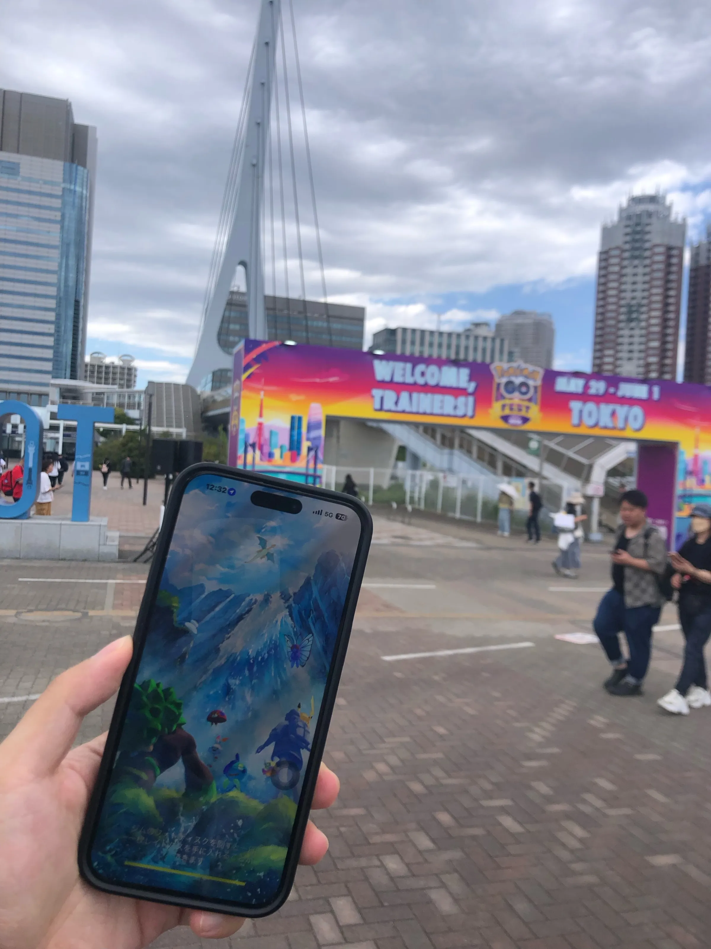 株式会社ナイアンティックが主催する過去最大規模の『Pokémon GO』10周年記念イベントが東京全域を舞台に開幕し、台湾からも多数の熱心なファンが駆けつける中、限定ポケモンや多彩なリアル体験を通じて都市全体が大きな熱狂に包まれている。黃信維攝