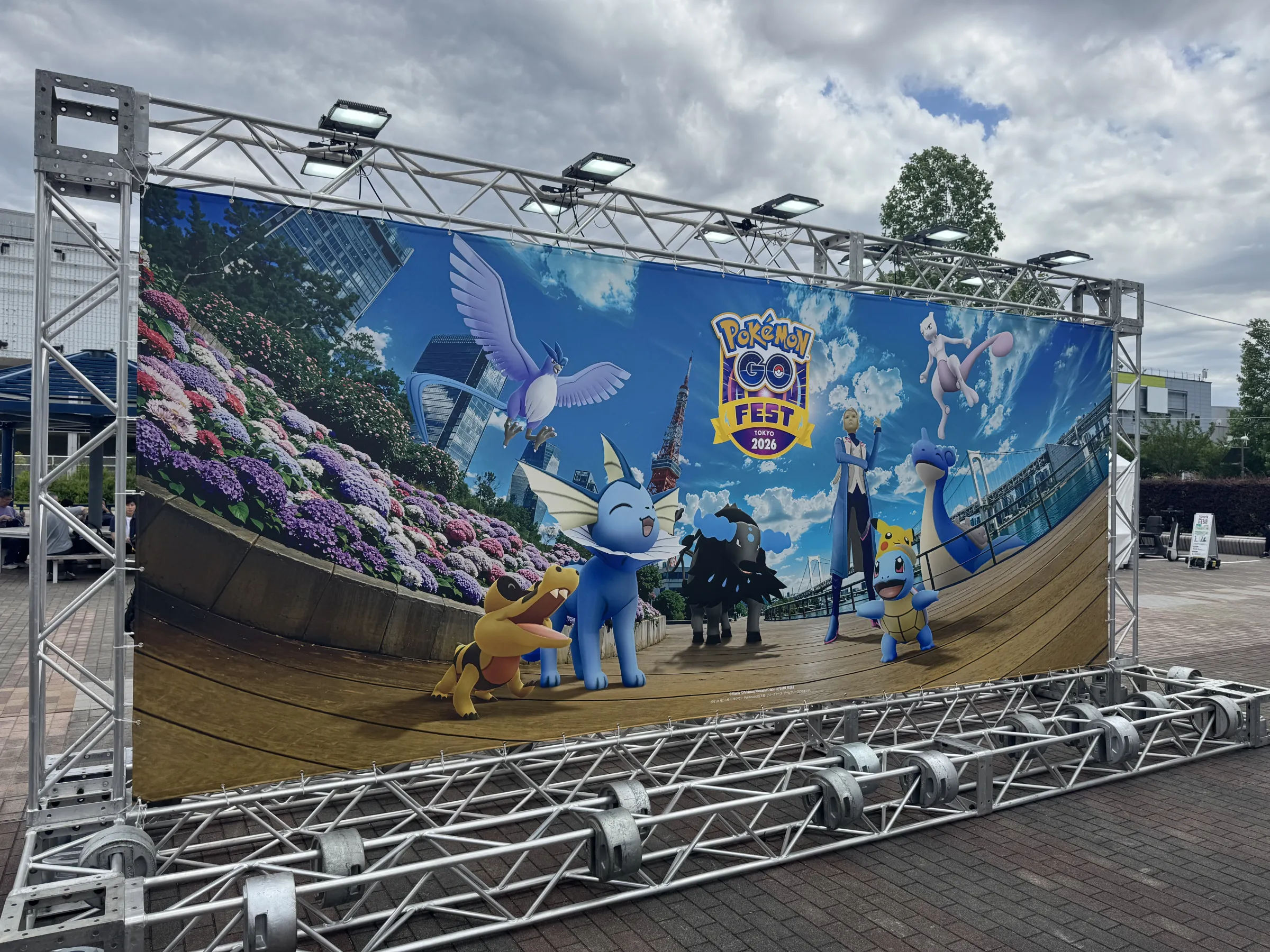 株式会社ナイアンティックが主催する過去最大規模の『Pokémon GO』10周年記念イベントが東京全域を舞台に開幕し、台湾からも多数の熱心なファンが駆けつける中、限定ポケモンや多彩なリアル体験を通じて都市全体が大きな熱狂に包まれている。黃信維攝
