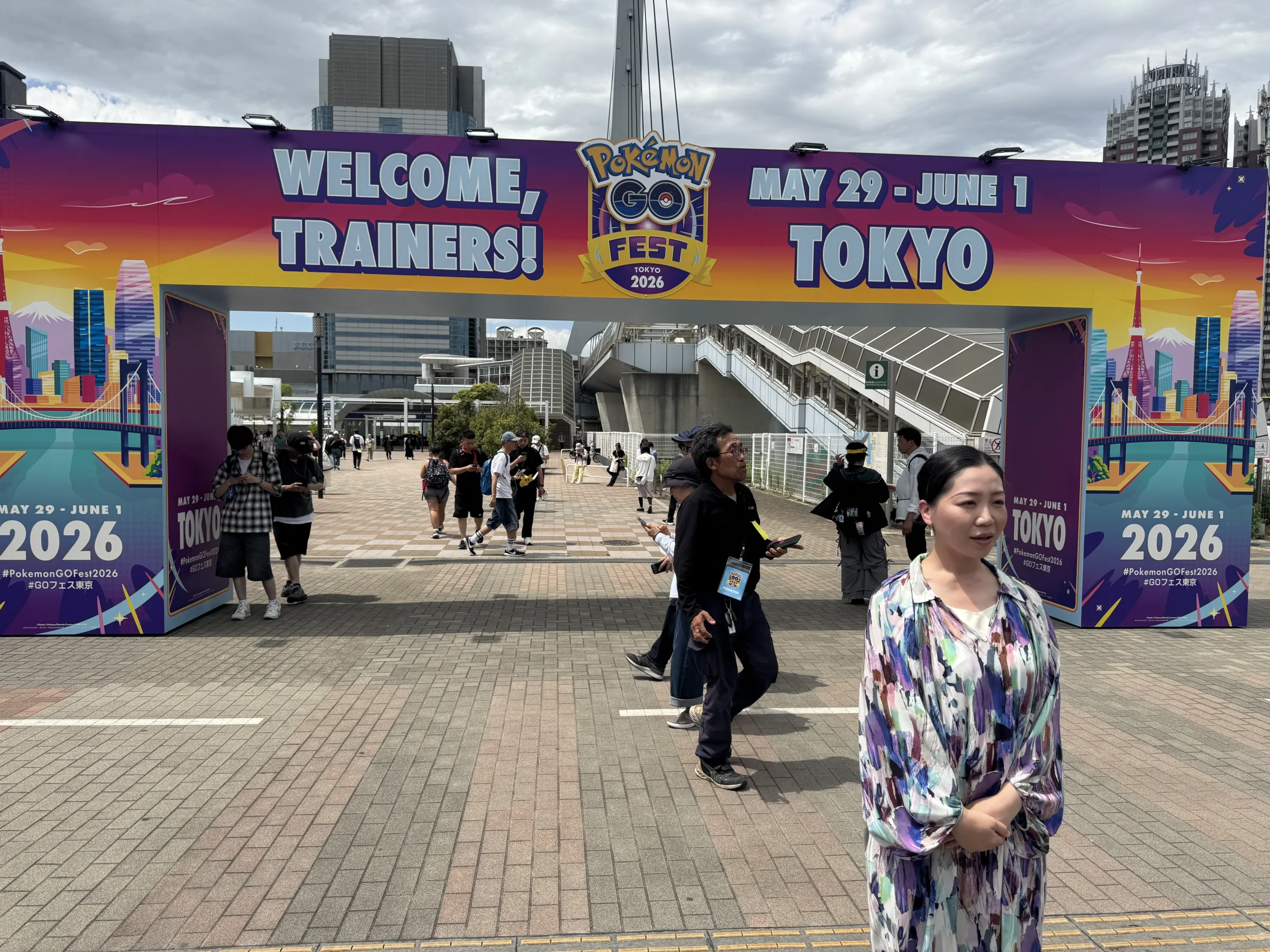 ナイアンティック主催の『Pokémon GO』10周年祭典が東京全域を舞台に過去最大規模で開幕し、三宅那月マネージャーが全メディアの質問に答え、徹底した安全・通信対策の裏側と、台南イベントに続く台湾ファンの熱気に対する深い感謝と歓迎の意を表明した。黃信維