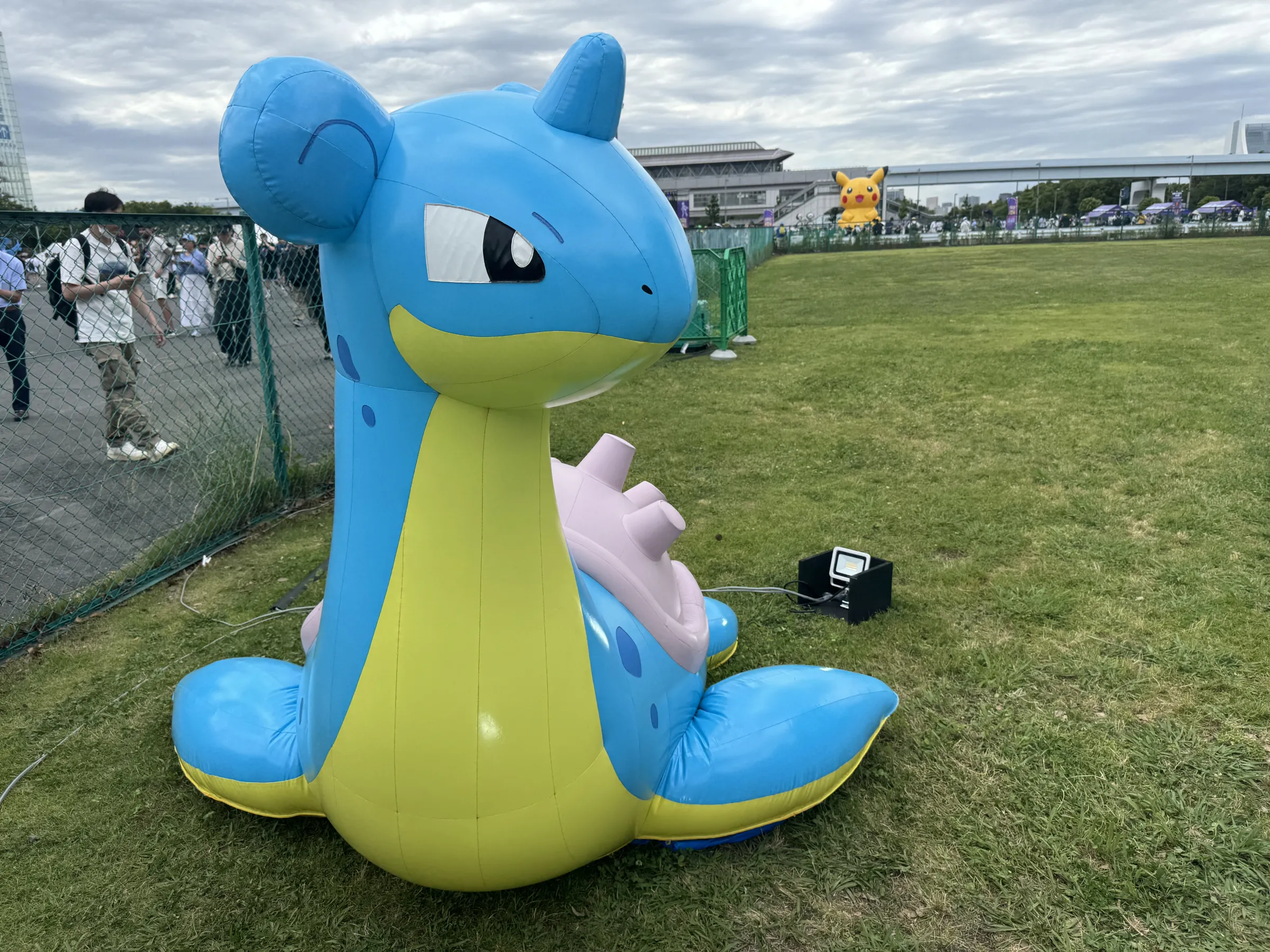 ナイアンティック主催の『Pokémon GO』10周年祭典が東京全域を舞台に過去最大規模で開幕し、三宅那月マネージャーが全メディアの質問に答え、徹底した安全・通信対策の裏側と、台南イベントに続く台湾ファンの熱気に対する深い感謝と歓迎の意を表明した。黃信維