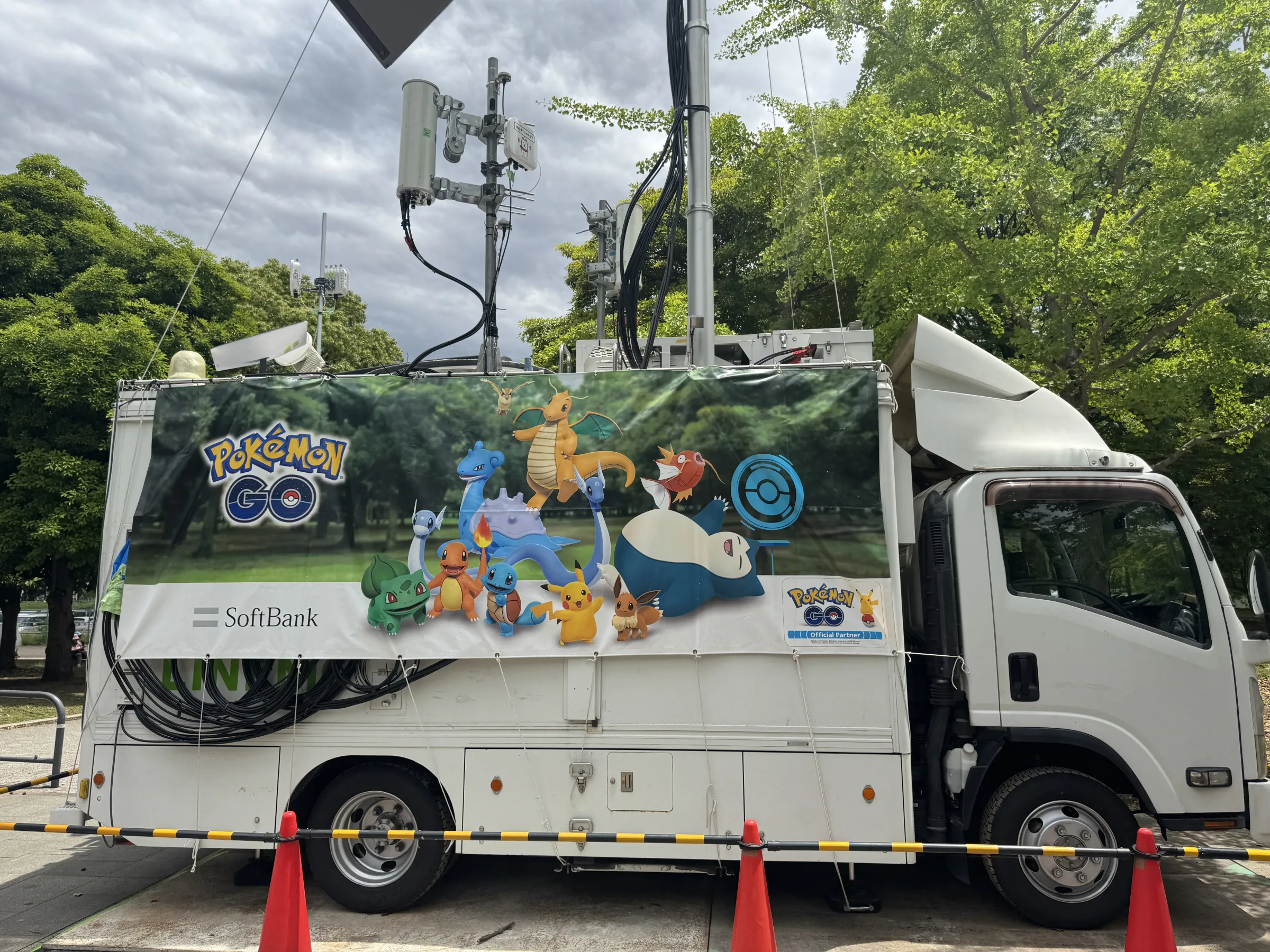 ナイアンティック主催の『Pokémon GO』10周年祭典が東京全域を舞台に過去最大規模で開幕し、三宅那月マネージャーが全メディアの質問に答え、徹底した安全・通信対策の裏側と、台南イベントに続く台湾ファンの熱気に対する深い感謝と歓迎の意を表明した。黃信維