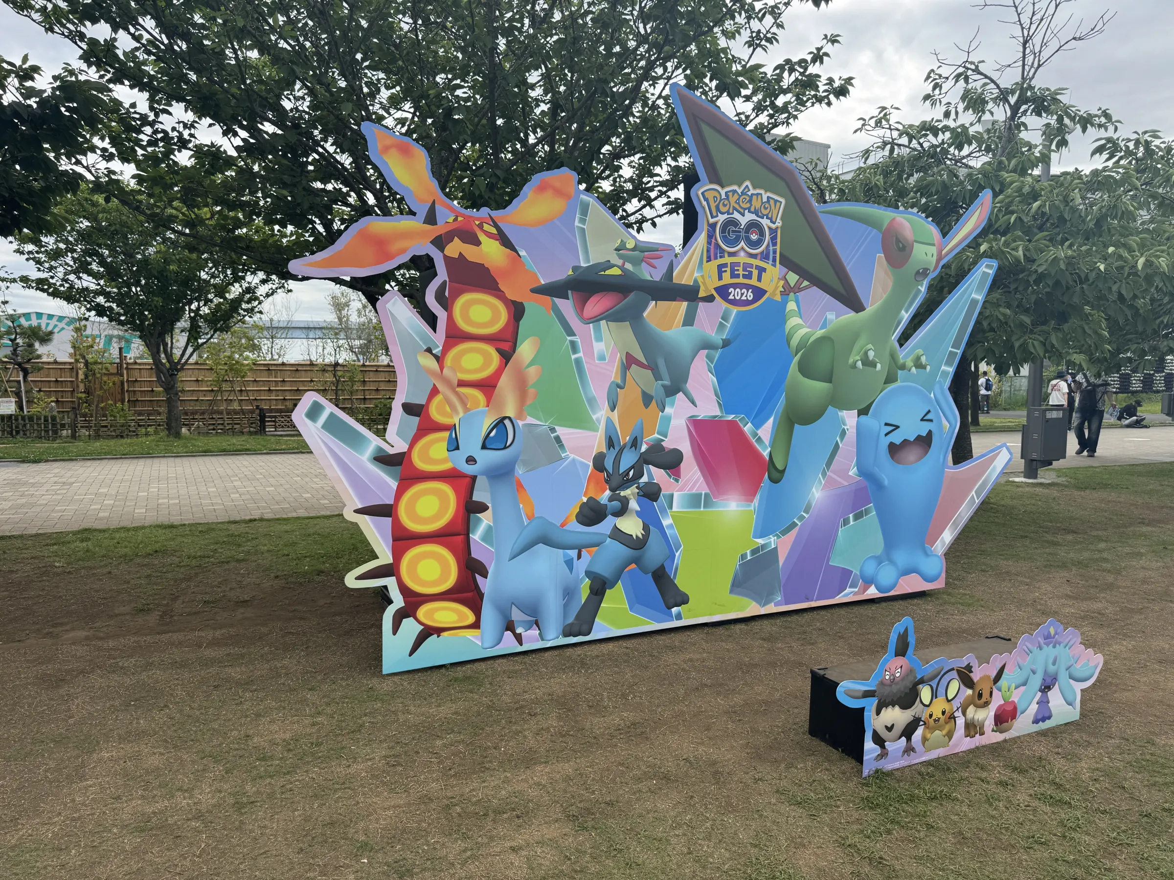 ポケモンGOは海外プレイヤーも直感的に遊べるようUIを最適化した「GO！スタンプラリー」の東京新ルート（港区・江東区・品川区）を発表し、限定背景ポケモンを通じた国際交流の促進と継続的な地域観光への貢献を目指す。黃信維