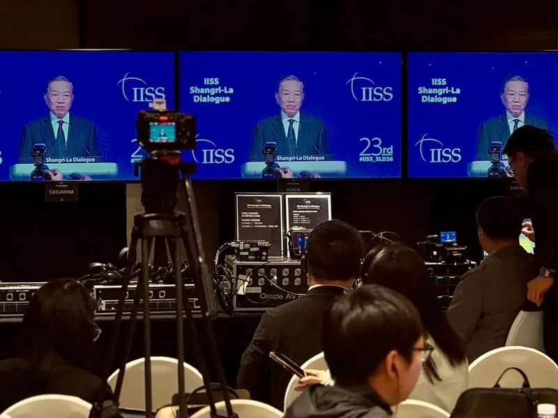 香格里拉對話越共總書記蘇林演講 亞洲安全論壇「香格里拉對話」29日在新加坡登場，越共中央總書記兼國家主席蘇林發表演說。圖為各國記者在媒體室觀看蘇林談話。中央社記者吳昇鴻新加坡攝 115年5月29日