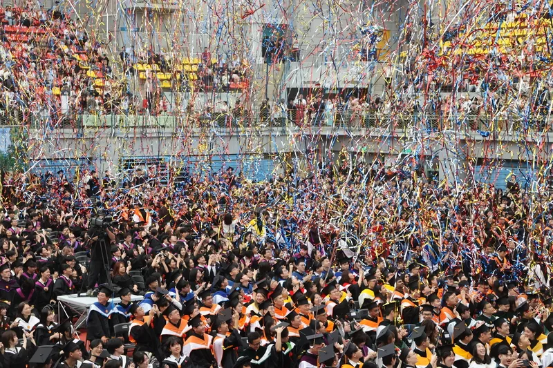 台大畢典（1） 台灣大學30日舉辦114學年度畢業典禮，典禮最後灑下彩帶，畢業生迎向新階段。中央社記者郭日曉攝 115年5月30日