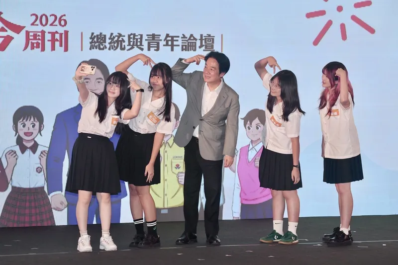 賴總統與青年座談　互動合影（2） 總統賴清德（中）30日下午在台北出席2026總統與青年論壇，除與青年對談交流，也與學子一同擺Pose合影，展現親和力。中央社記者王飛華攝115年5月30日