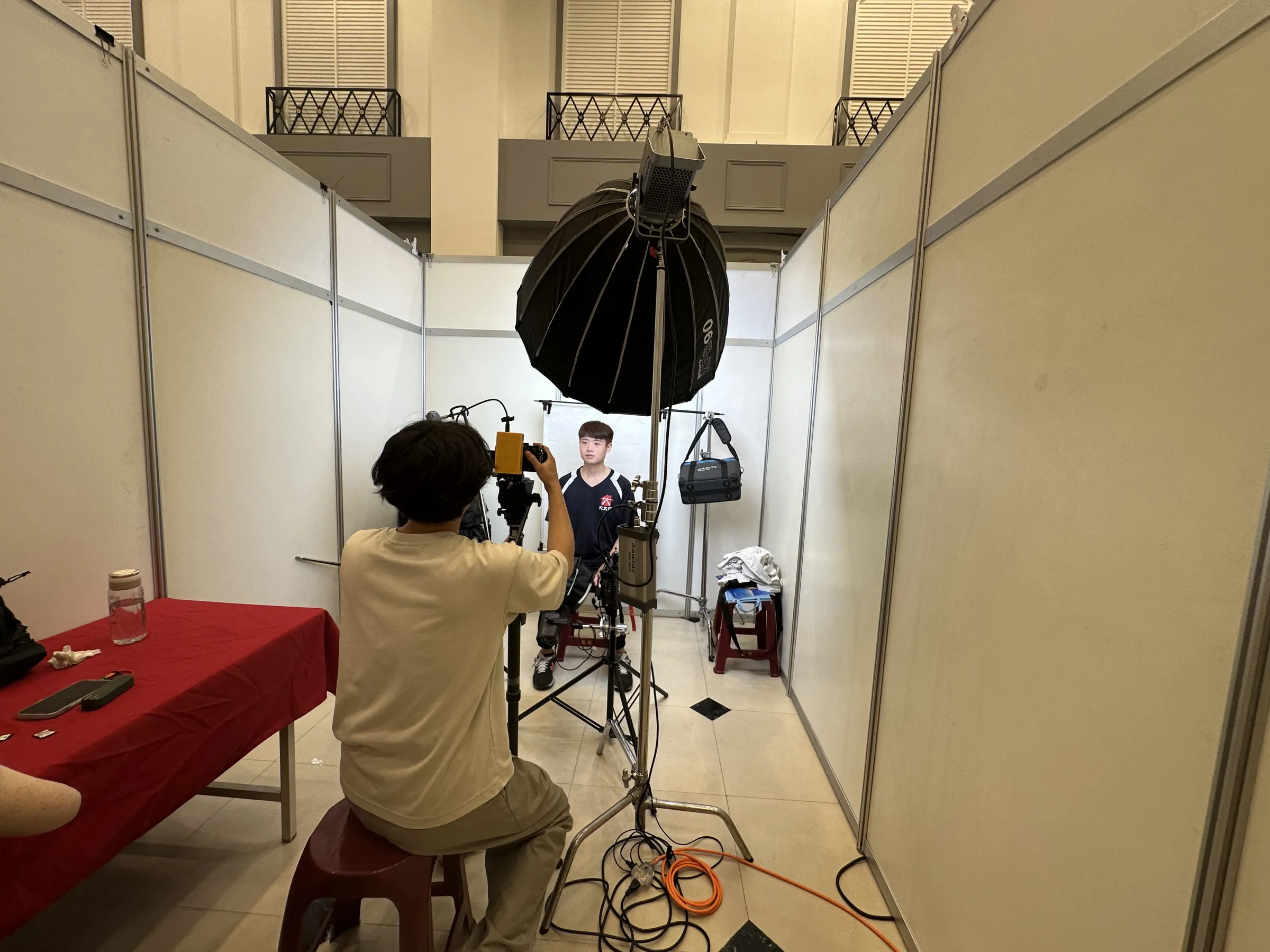 中友百貨提供專業形象棚拍，專業的彩妝師化完妝，協助求職者以最佳狀態呈現在履歷中。(圖/王秀禾攝)