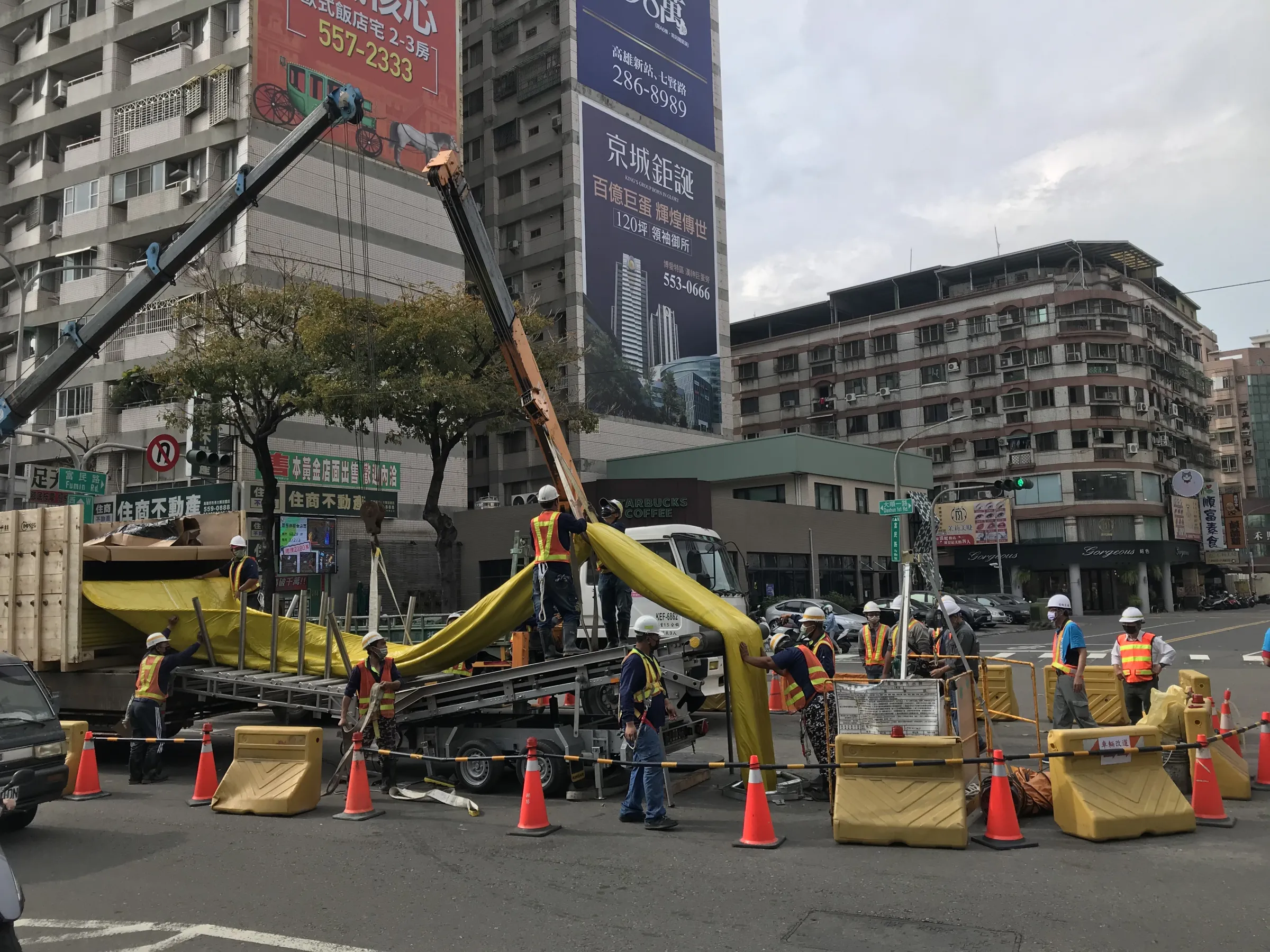 水利局進行免開挖內襯材料拉鋪作業。（圖/高市水利局提供）