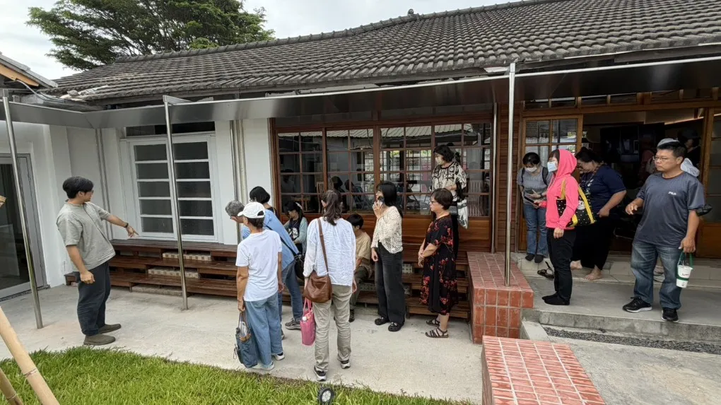 施舜文建築師帶領現場導覽「黃埔客站」建築細節。（圖/高市客委會提供）