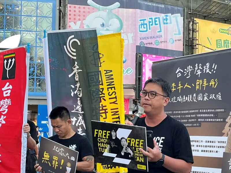 台灣民團聲援李卓人鄒幸彤（2） 台灣多個民團31日晚於捷運西門站出口處聲援前香港支聯會主席李卓人、副主席鄒幸彤，台灣人權促進會資深研究員施逸翔（持麥克風者）現場發表短講。中央社記者李雅雯攝115年5月31日