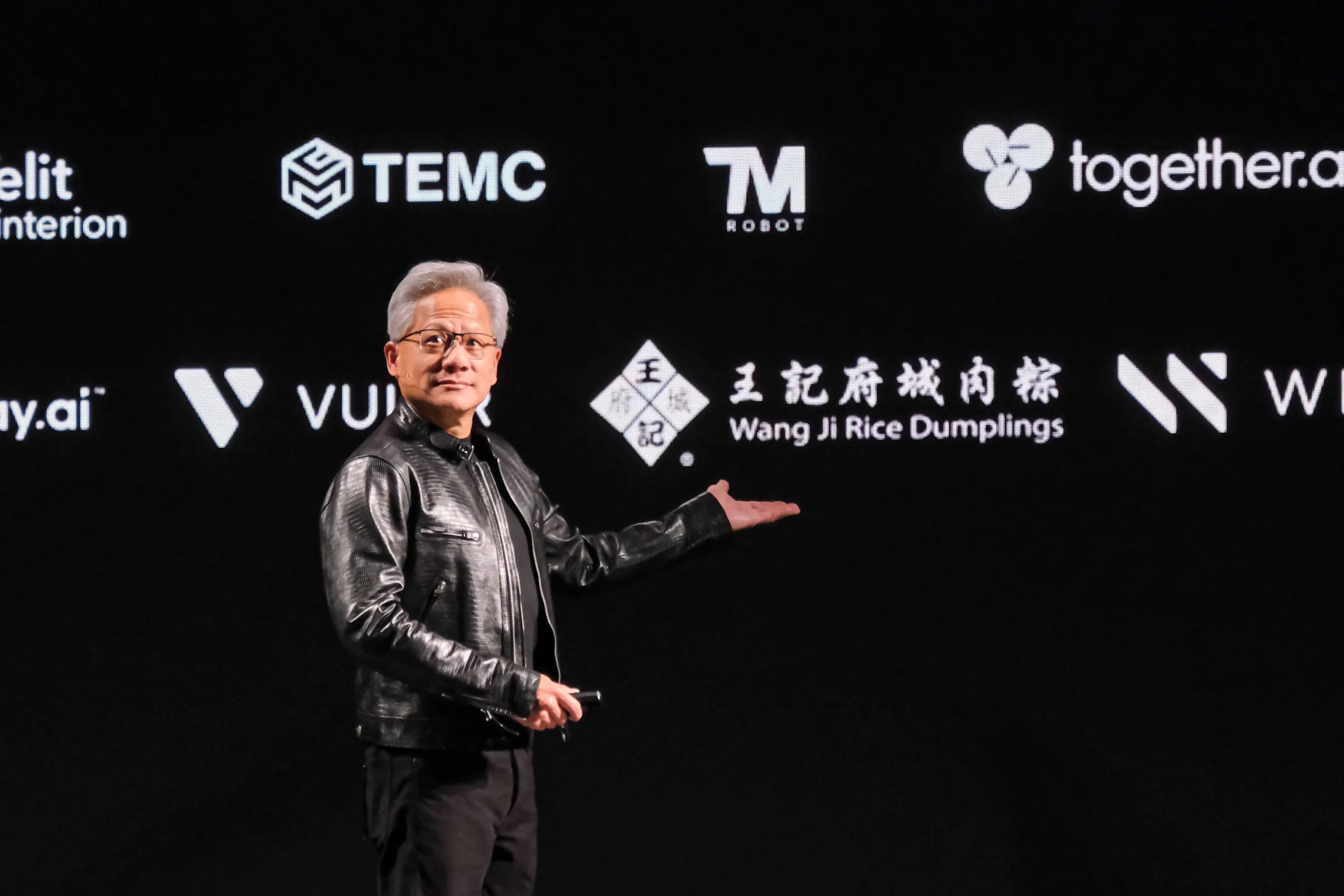 20260601-NVIDIA創辦人曁執行長黃仁勳1日於台北流行音樂中心發表「NVIDIA GTC Taipei 2026黃仁勳主題演講」，圖為輝達供應鏈背板。（劉偉宏攝）