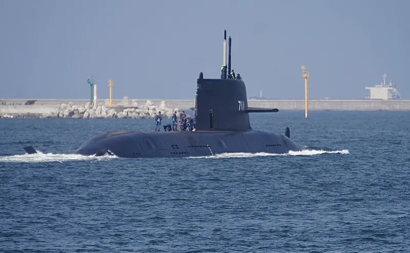 國造潛艦海鯤號出海測試 國造潛艦海鯤號舷號為「711」，1日上午於高雄港外再度進行出海測試。中央社記者董俊志攝115年6月1日