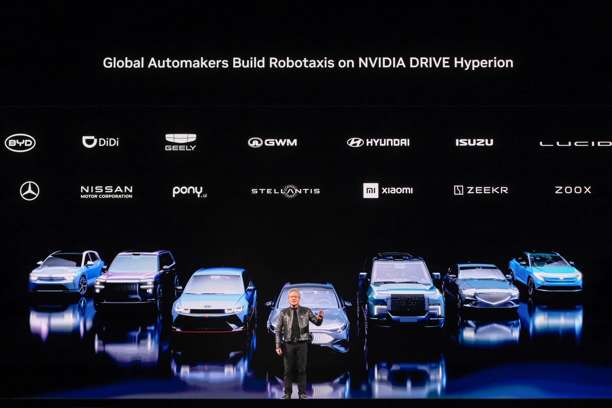 20260601-NVIDIA創辦人曁執行長黃仁勳1日於台北流行音樂中心發表「NVIDIA GTC Taipei 2026黃仁勳主題演講」，圖為Global Automakers Build Robotaxis on NVIDIA DRIVE Hyperion。（劉偉宏攝）