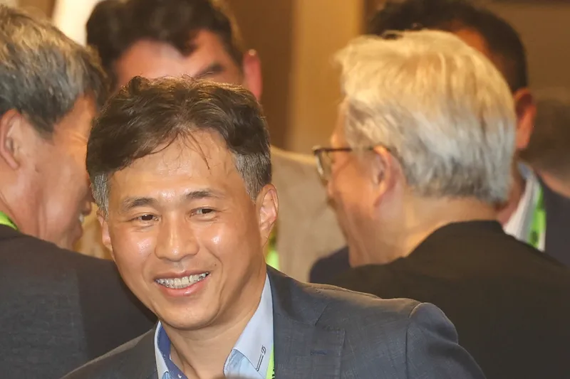 黃仁勳韓國合作夥伴晚宴　郭魯正到場（1） 人工智慧（AI）晶片大廠輝達（NVIDIA）執行長黃仁勳（右背對者）1日晚間在台北出席韓國合作夥伴感謝晚宴，記憶體晶片廠SK海力士（SK Hynix）執行長郭魯正（左）為座上賓。中央社記者吳家昇攝115年6月1日