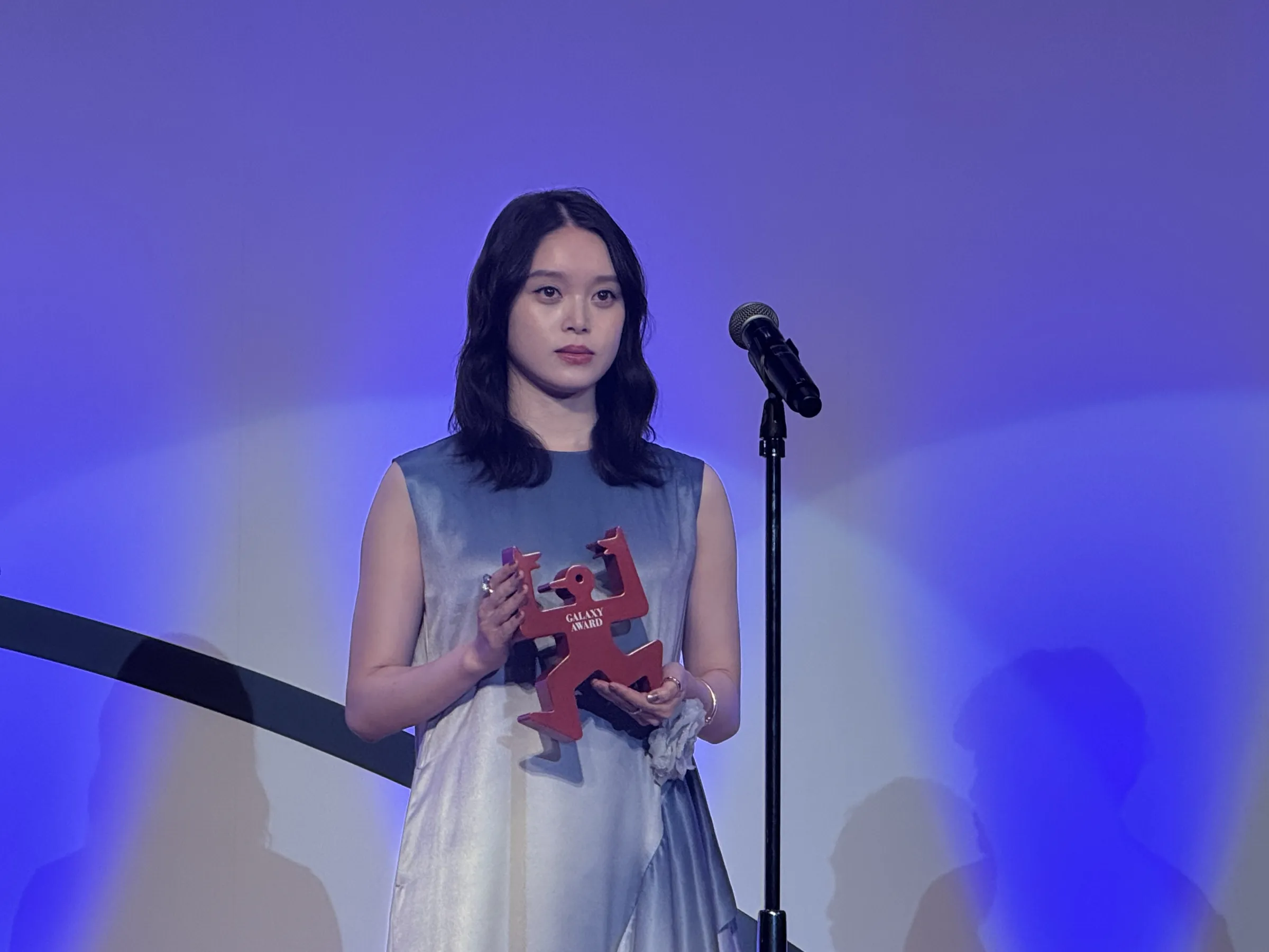 高石あかりが第63回ギャラクシー賞贈賞式に出席し、特別賞を受賞した主演朝ドラ「ばけばけ」の心を打つ追加シーンの裏話を披露した。黃信維
