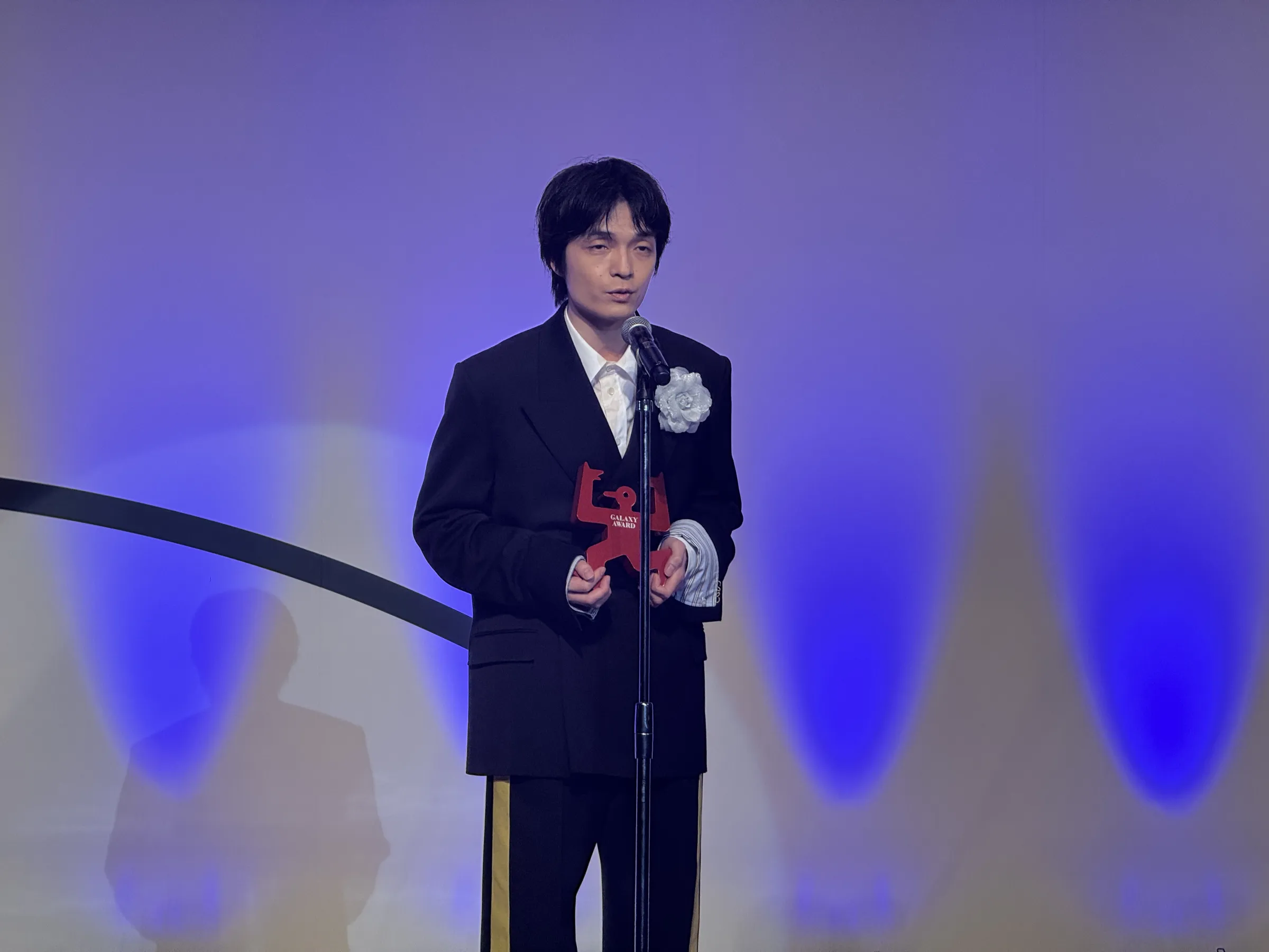 俳優の岡山天音が第63回ギャラクシー賞個人賞を受賞し、祝福に駆けつけた杉咲花と次回共演をめぐる軽快なトークで会場を和ませた。黃信維