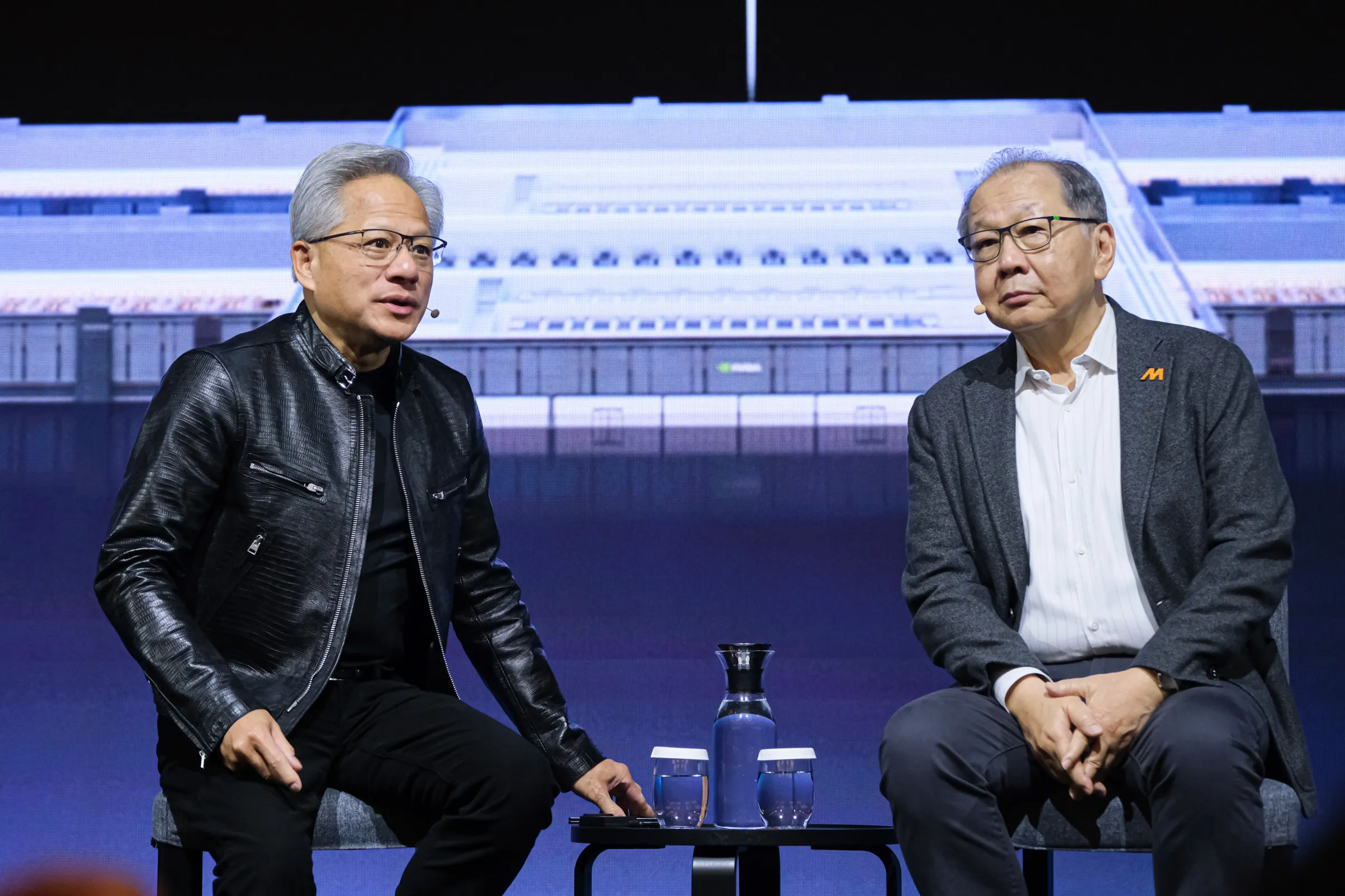 20260602-NVIDIA創辦人暨執行長黃仁勳全球媒體問答2日於台北漢來大飯店舉行，圖為NVIDIA創辦人暨執行長黃仁勳（左）、聯發科執行長蔡力行（右）。（劉偉宏攝）