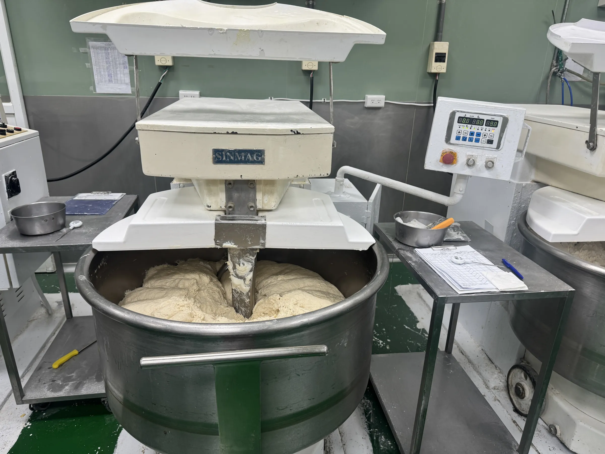 透過預發酵麵糰提升香氣與結構穩定性，並以4台大型攪拌設備與8組備料系統並行運作。（劉芯衣攝）